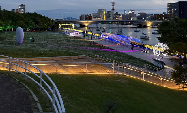 朱鷺メッセ周辺を光で彩る『万代島 光の架け橋』“にいがた2km”エリアとも連動 12月25日まで開催　新潟・中央区|TBS NEWS DIG