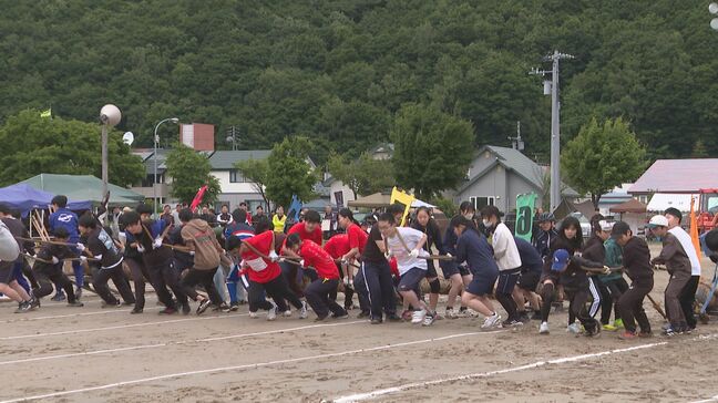人間が丸太を積んだそりを引く「人間ばん馬大会」 力自慢が北海道置戸町に集結 ロコ・ソラーレ鈴木夕湖選手率いる「チームトモダチ」が優勝|TBS NEWS DIG