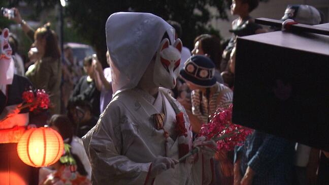 『狐の嫁入り行列』妖しい美しさで魅了　「めったに見れない」「すごく良かった」青森県黒石市で秋の恒例行事「黒石こみせまつり」開幕|TBS NEWS DIG