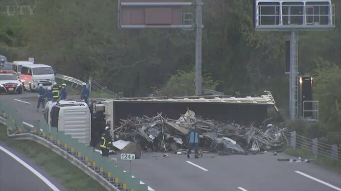 中央道上り線 須玉ICー韮崎IC　大型トラック横転事故による通行止め解除|TBS NEWS DIG