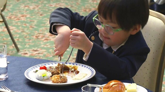 ハンバーグはいいが… 唐揚げは…「固いから難しい…」園児がテーブルマナーを学んで9品のフルコース味わう|TBS NEWS DIG