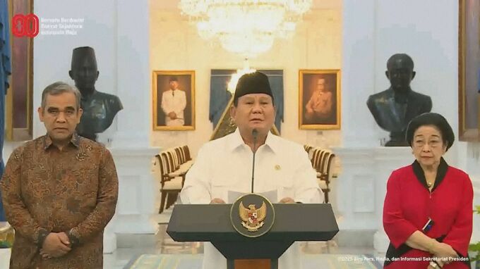 インドネシア大統領　反政府デモ受けた中国訪問取りやめを撤回　軍事パレード出席へ出発