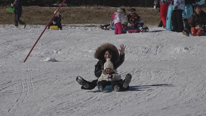 「初めて1人で滑れた」新年の初滑りを楽しむ人でスキー場賑わう　山梨・北杜市　|　山梨のニュース | ＵＴＹテレビ山梨