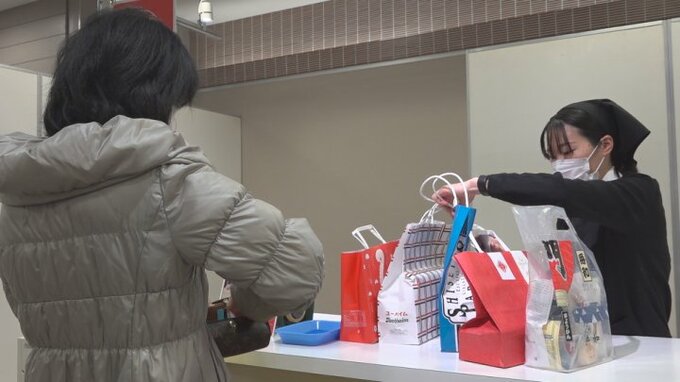 今年は働き方改革などで3日から　岡島の初売りに開店前からおよそ２５０人の列|TBS NEWS DIG