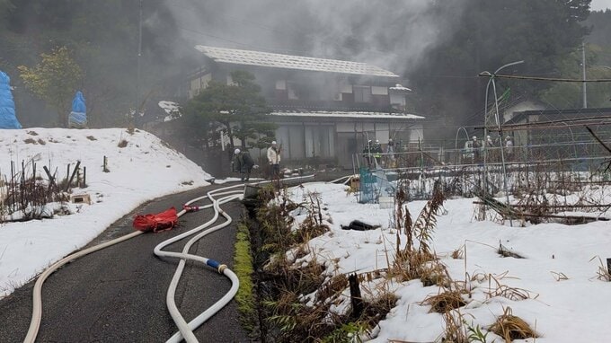 氷見市岩瀬で住宅火災　「2階の窓から火煙が見える」住民が通報　消火活動続く　|　富山のニュース｜天気・防災｜チューリップテレビ