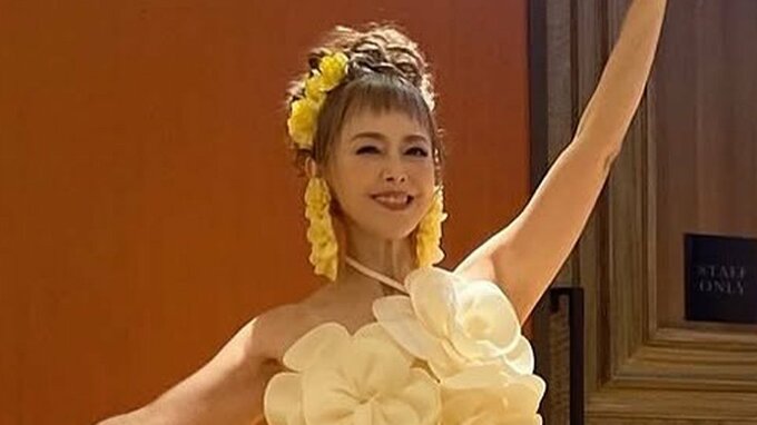 【 熊谷真実 】　ハイヒール＆美脚を披露　65歳現役女優の美しい立ち姿に　ファンから反響続々|TBS NEWS DIG