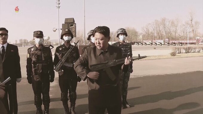 北朝鮮 金正恩総書記が4月の軍事パレード指導の映画を公開