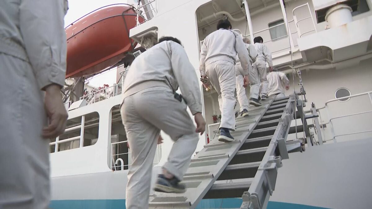 船員が使う風呂で入浴支援も… 熊本に支援物資届けるため名古屋港から大型船が出発 飲料水約5400リットルと食料が積まれる