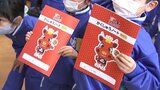 新・小学1年生にオリジナル学習帳をプレゼント 岩手ビッグブルズ 岩手・矢巾町で贈呈式|TBS NEWS DIG
