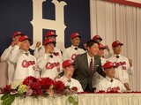 カープ新入団会見　10人が「家族」の仲間入り　新井貴浩監督「24年前の自分と重ね合わせた」　|　RCC NEWS | 広島ニュース | RCC中国放送