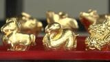 オブジェや食器など様々な金製品を集めた「大黄金展」 1グラムあたりの小売価格は25年前の約18倍に【岡山】|TBS NEWS DIG