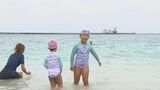 新春恒例の初泳ぎ 気温19度のなか子どもやトライアスロンクラブのメンバーらが新年のスタート 沖縄・宮古島 | 沖縄のニュース|RBC 琉球放送