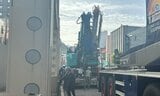 繁華街の道路でショベルカーのキャタピラーが脱輪　一時交通規制　長崎市|TBS NEWS DIG