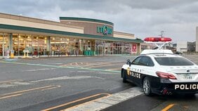 開店準備中のスーパーにクマが侵入　隣は警察署　店内に箱わなを仕掛けて警戒続く　男性従業員がケガ|TBS NEWS DIG