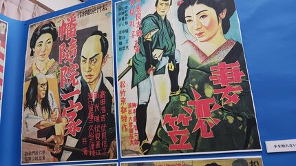 味わい深い戦前の映画、ステージのポスターや、当時使用されていた