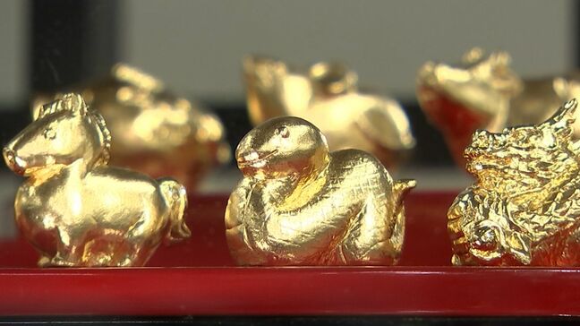 オブジェや食器など様々な金製品を集めた「大黄金展」　1グラムあたりの小売価格は25年前の約18倍に【岡山】|TBS NEWS DIG
