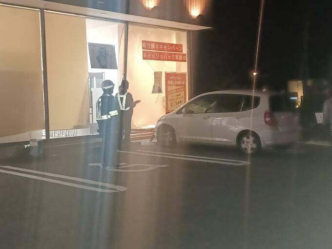 ｢ブレーキとアクセルを踏み間違え…｣87歳男性運転の乗用車が携帯ショップに突っ込む　|　愛媛のニュース - Nスタえひめ｜あいテレビは6チャンネル