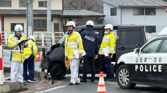 【速報】電柱に衝突し乗用車の前部がぐしゃぐしゃに　乗っていた男性が救急搬送（山形・東根市）|TBS NEWS DIG