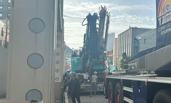 繁華街の道路でショベルカーのキャタピラーが脱輪　一時交通規制　長崎市|TBS NEWS DIG