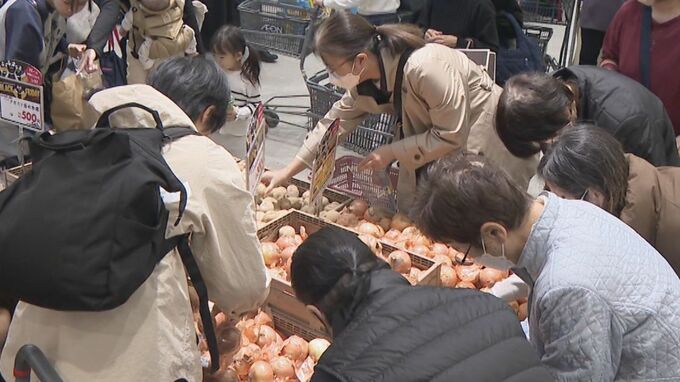 ブラックフライデーで“じゃがいも詰め放題” 挑戦したのは96歳女性「元がとれました」税別98円のトマトやアボカドも　|　名古屋・愛知・岐阜・三重のニュース【CBC news】 | CBC web