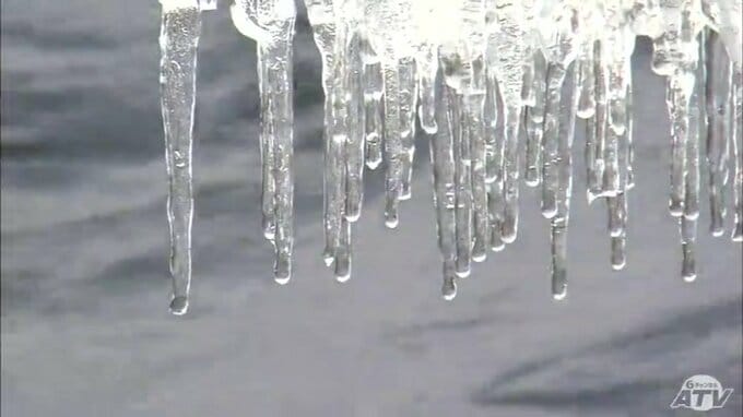 厳しい寒さが生み出す光のオブジェ「しぶき氷」十和田湖畔で見頃|TBS NEWS DIG