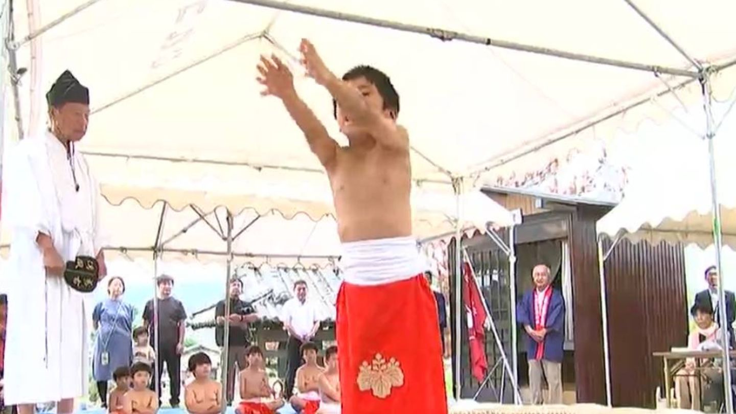 ヤー！」源氏に追われた幼き安徳天皇を慰めたと言われる「子供神相撲