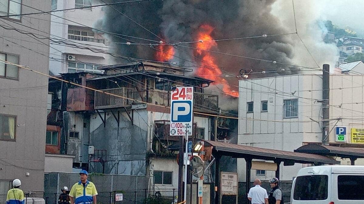動画】長崎市の3階建て集合住宅で火事 6人が逃げ出し3人が救急搬送