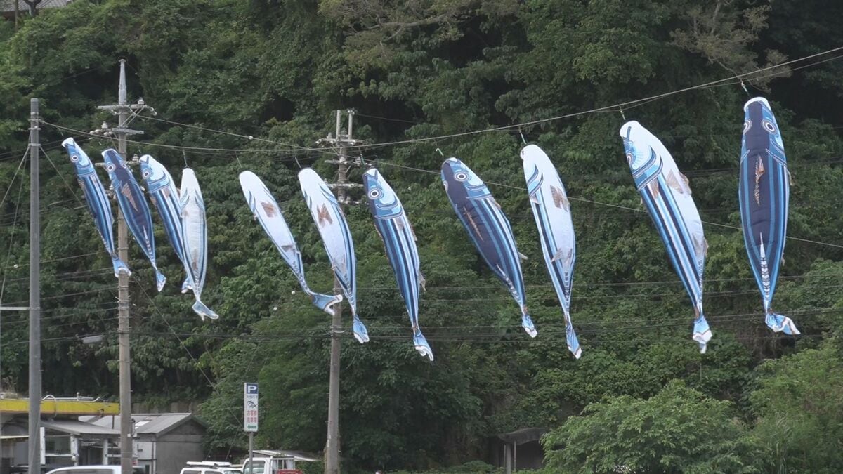恒例　カツオ漁で栄えた街で「カツオのぼり」掲揚式　本部町　渡久地港