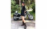 【 笠井海夏子 】 「バイクウェア暑いから降りたらこのさらっとしたTシャツに短パンが楽ちん!!」 SNSに綴る 「この格好で運転したら足火傷すっぞ!」|TBS NEWS DIG