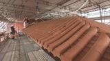 再建工事が佳境　首里城正殿横の｢南之廊下｣で瓦葺き作業を公開　|　沖縄のニュース｜RBC 琉球放送