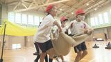 けが人に見立てた人形を毛布を使って運ぶ…県内初、小学校でスポーツ×防災授業　福島　|　福島のニュース│TUF