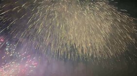 【瞬間映像】赤川花火大会で花火が地面すれすれで破裂、3人がケガ 突然画面左下で轟音とともに火花が(山形・鶴岡市)|TBS NEWS DIG