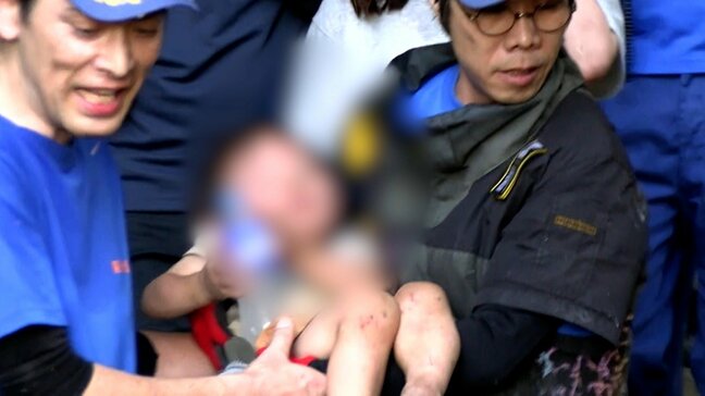 大人たちに抱えられ飲み物を手に握りしめる姿が…行方不明の２歳の男の子を無事に保護　自宅付近の山中で立っていたところを消防団員が発見【岡山・矢掛町】|TBS NEWS DIG