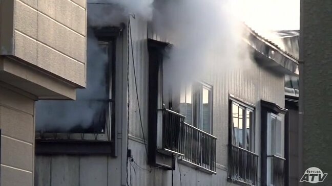 早朝のアパート火災で性別不明1人の遺体見つかる・高齢男性1人搬送 周辺は3時間にわたり通行止め 青森市|TBS NEWS DIG