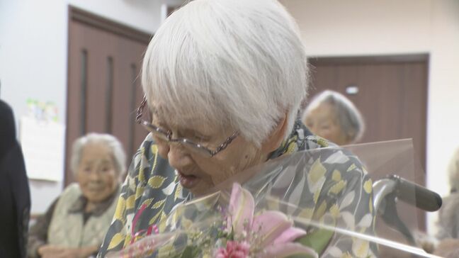 １００歳以上の長寿者に市長が祝福「これからも元気に頑張ってください」敬老の日を前に|TBS NEWS DIG