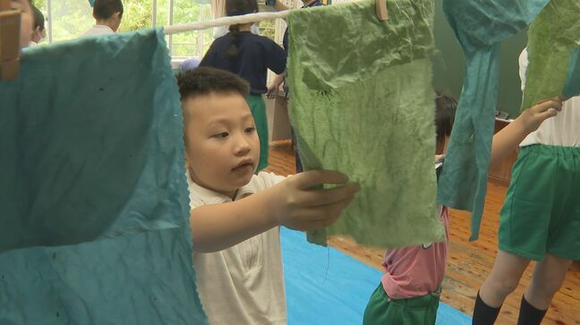 「色が変わっておもしろい」　伝統の藍染めを児童が体験　地元の人が復活目指す|TBS NEWS DIG
