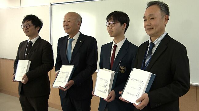 企業の協賛で学生に無料配布されるノートの贈呈式 岡山市の建設会社が約1万4,000冊を配布【岡山】|TBS NEWS DIG