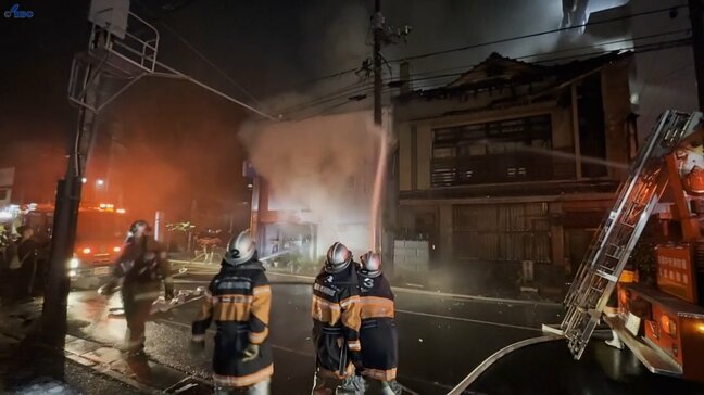 創業400年以上とされる盛岡市中心部の老舗そば店で火事　店舗兼住宅と隣家が2棟全焼　けが人なし　岩手|TBS NEWS DIG