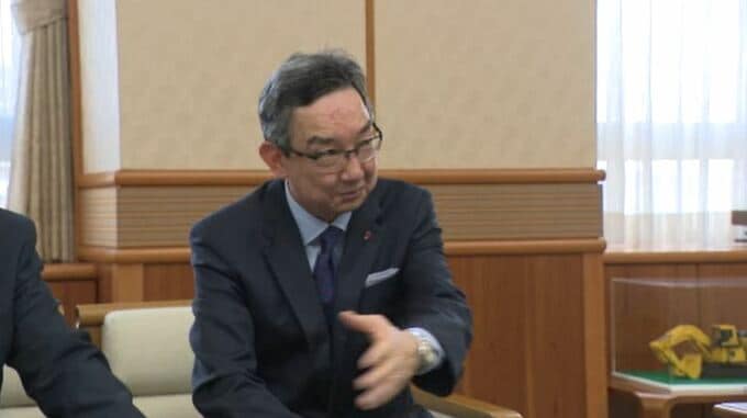 前田利家の子孫 19代当主利宜氏が石川県・馳浩知事を表敬 地震被害の見舞金渡す　|　石川県のニュース｜MRO北陸放送