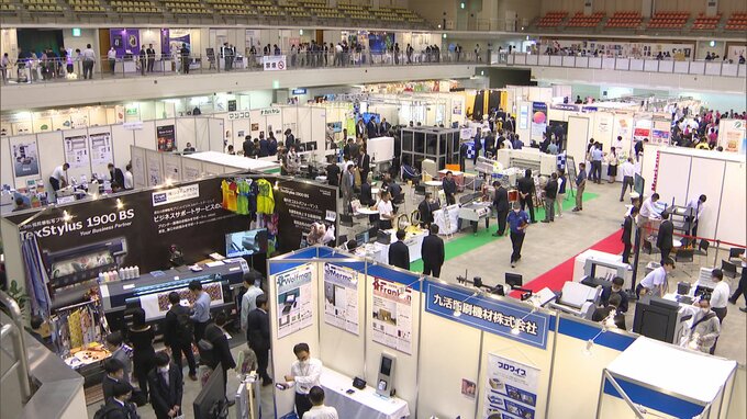 最新の印刷技術を紹介する展示会　生成ＡＩ搭載のデザインアプリに…プラスチックのような「紙ファイル」も　|　福岡のニュース｜RKB NEWS｜RKB毎日放送