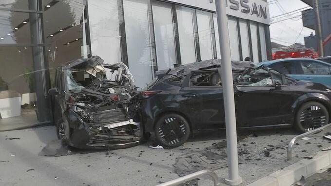 自動車販売店に乗用車突っ込む…展示車8台に衝突 運転の男性(37)ら2人が重傷 群馬・前橋市|TBS NEWS DIG