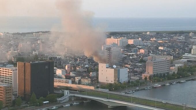 【速報】新潟市中央区新島町通で建物火災 緊急車両約14台が出動 消火活動中|TBS NEWS DIG