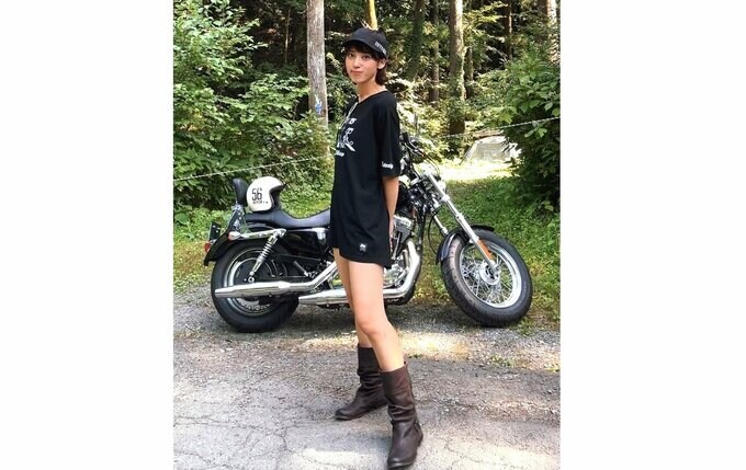 【 笠井海夏子 】 「バイクウェア暑いから降りたらこのさらっとしたTシャツに短パンが楽ちん！！」　ＳＮＳに綴る　「この格好で運転したら足火傷すっぞ！」|TBS NEWS DIG