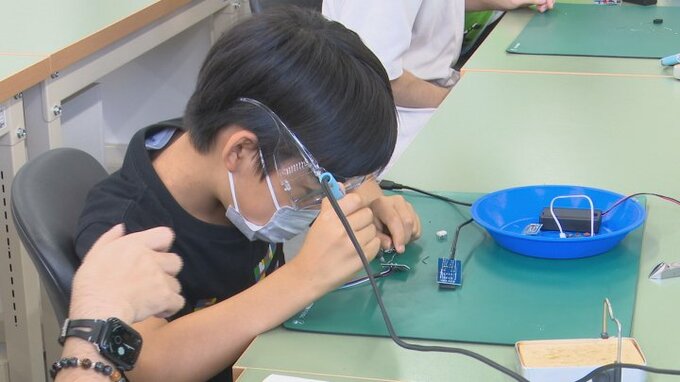 半田ごてに悪戦苦闘？　子どもたちが本格的な電子工作に挑戦|TBS NEWS DIG