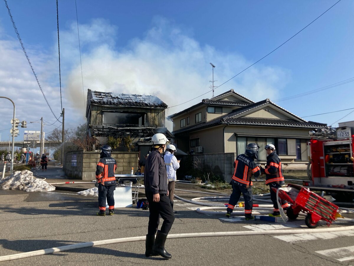 速報】富山・射水市の一般住宅で火事 足の悪い高齢女性が救急搬送 新湊