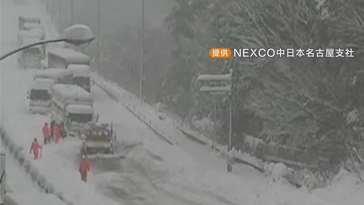 名神高速では上下合わせて770台が立往生 警報級の大雪 路面凍結にも要