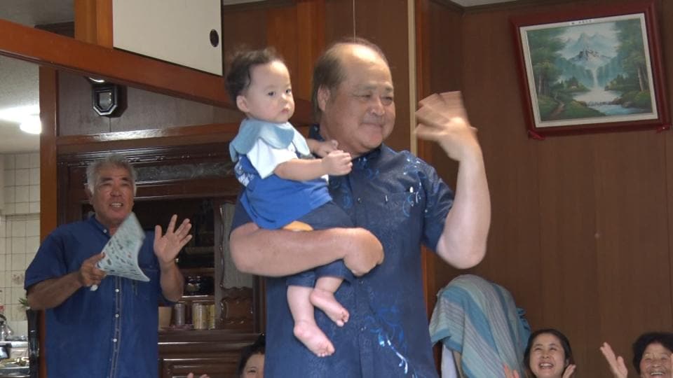 宮古島市来間島で伝統行事「ヤーマスプナカ」　子孫繁栄と発展を祈り、新しく生まれた2人の命を祝福