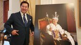とにかく明るい安村さん　駐日英国大使館で「全裸に見える」ネタ披露　ロングボトム駐日大使も大喜び|TBS NEWS DIG