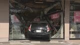 シフトレバーの操作ミスか　長野市で車が店舗に突っ込む　駐車場の車止めを乗り越えて店のガラス窓を突き破る　店は営業前でけが人はいない模様|TBS NEWS DIG