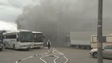 「倉庫内でバスが燃えている」自動車整備工場で火事…1人救急搬送も命に別状なし “爆発のような音も” 黒い煙立ち込める 富山 | 富山のニュース|天気・防災|チューリップテレビ